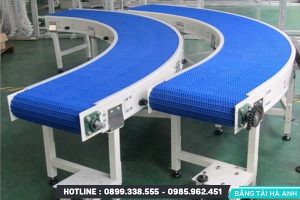 Curved plastic chain conveyor